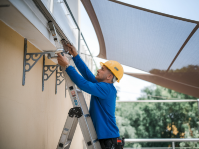 Installer un système d'ombrage mobile pour terrasse avec toile solaire : comment choisir la bonne taille et les fixations